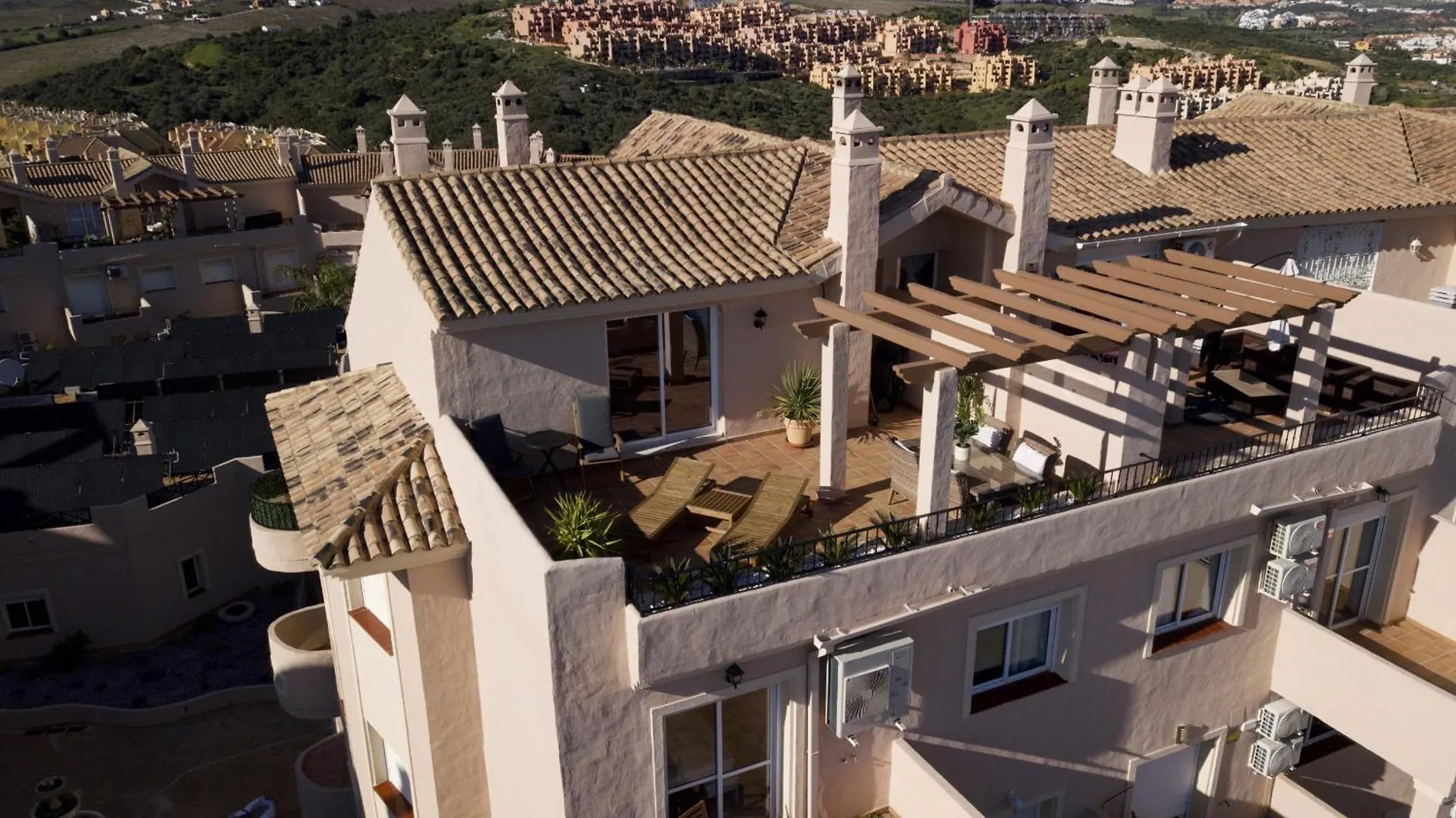 Luxurious 3 Bedroom Penthouse - Duquesa Fairways 마닐바 아파트