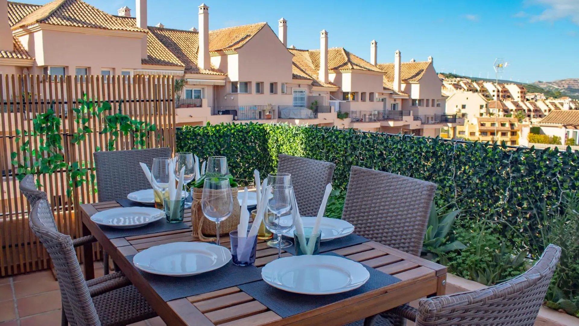 Luxurious 3 Bedroom Penthouse - Duquesa Fairways 마닐바